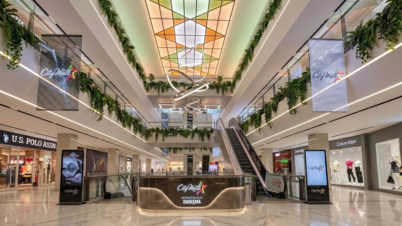 City Mall Mağusa iç mekânı, galeri ve yürüyen merdivenler